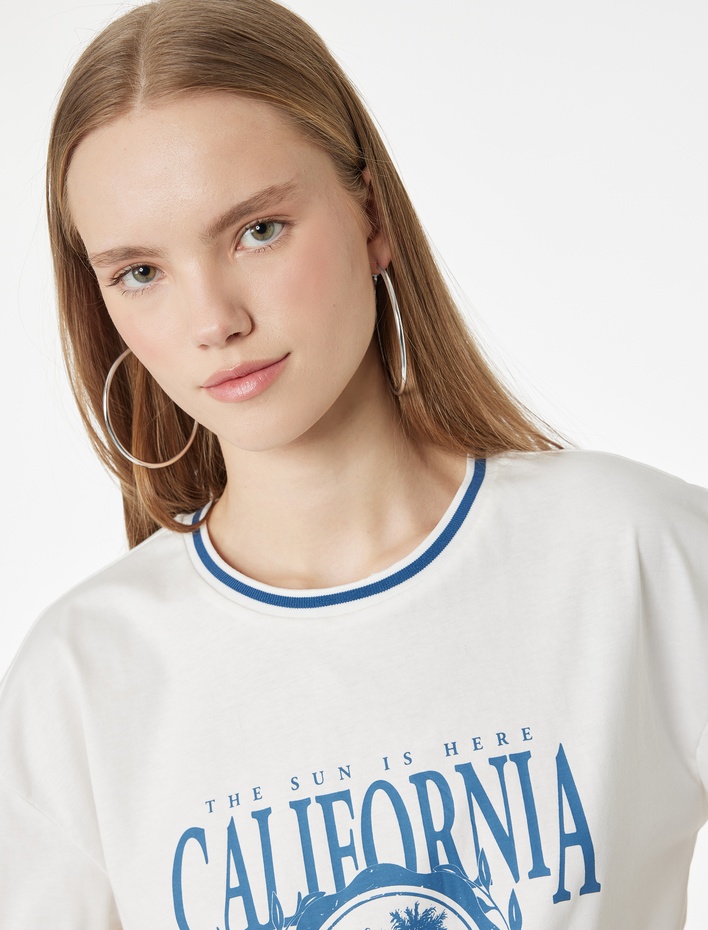  Pamuklu Bisiklet Yaka Biyeli Kısa Kollu Baskılı Tişört