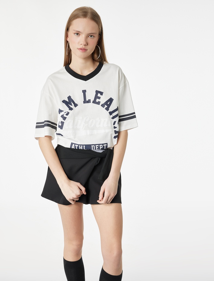  Baskılı Yarım Kollu Oversize V Yaka Tişört