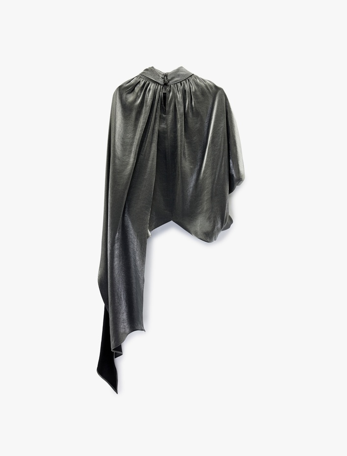  Asimetrik Kesim Kolsuz Dik Yaka Saten Pelerin Bluz