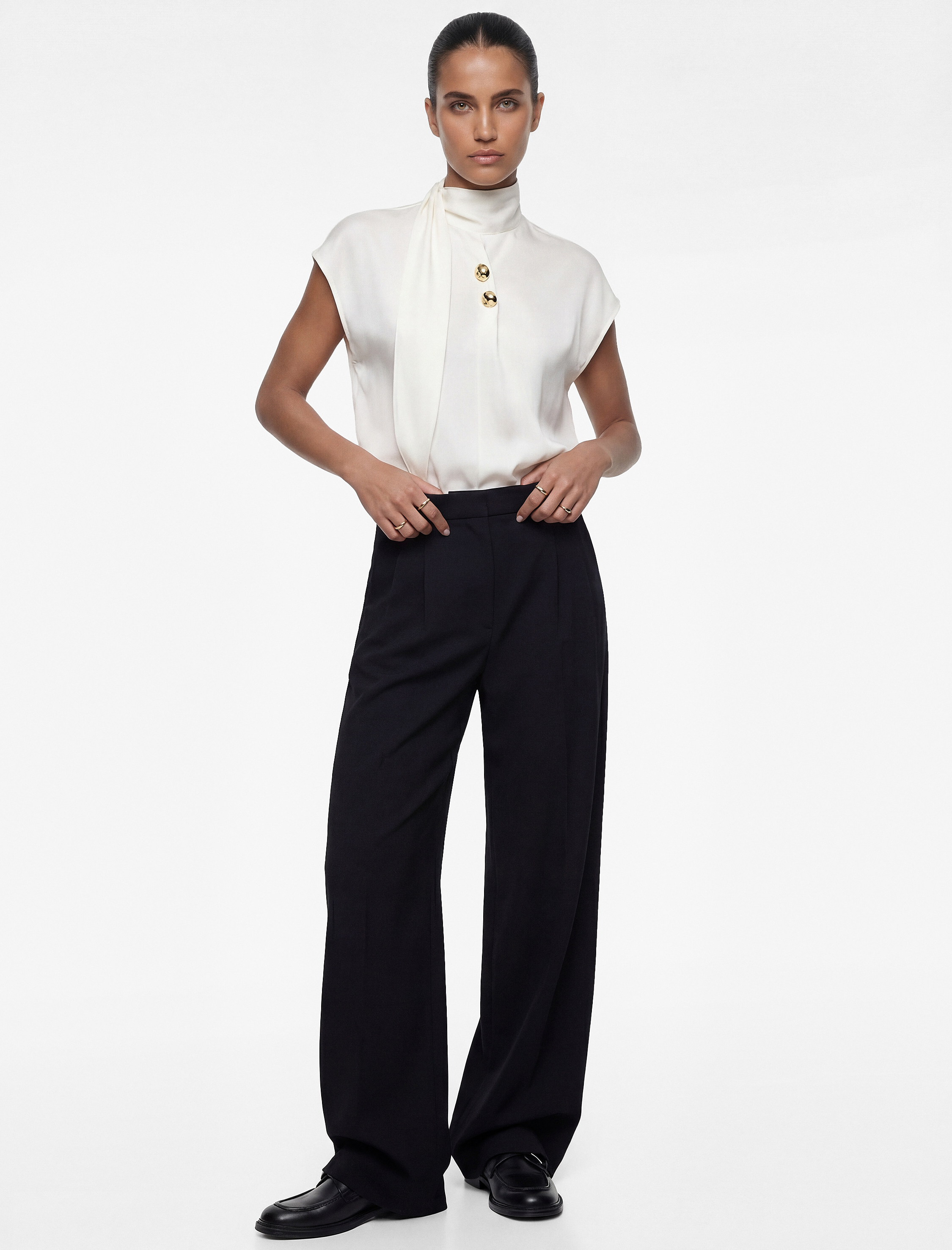   Metal Aksesuarlı Viskon Bol Kalıp Dik Yaka Kolsuz Bluz