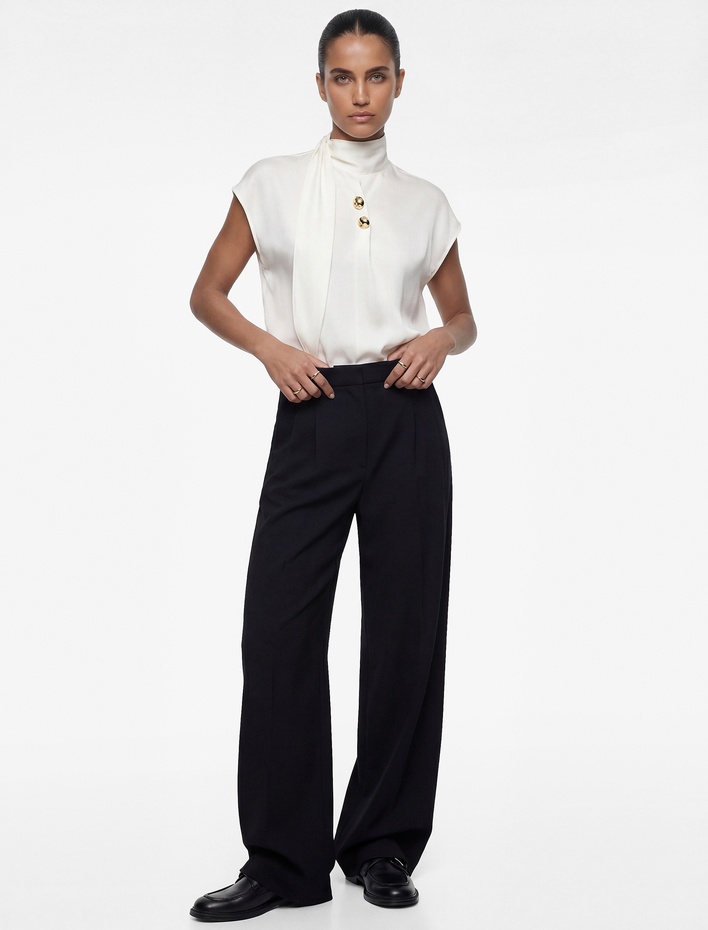  Metal Aksesuarlı Viskon Bol Kalıp Dik Yaka Kolsuz Bluz