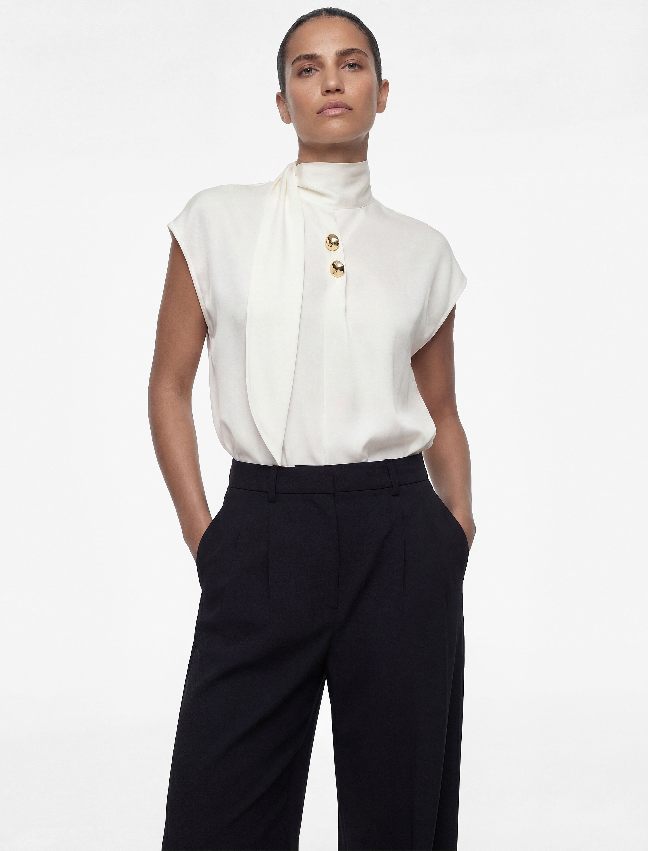   Metal Aksesuarlı Viskon Bol Kalıp Dik Yaka Kolsuz Bluz