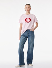 Pamuklu Kısa Kollu Bisiklet Yaka Kalp Baskılı Tişört