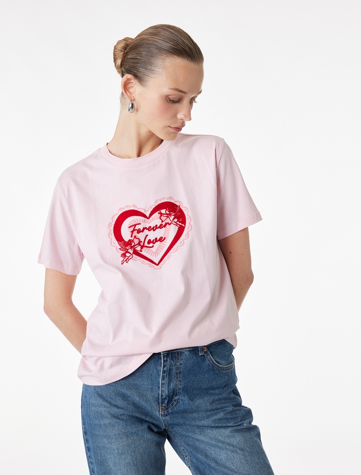  Pamuklu Kısa Kollu Bisiklet Yaka Kalp Baskılı Tişört