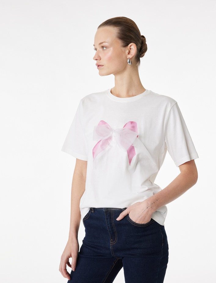  Pamuklu Kısa Kollu Bisiklet Yaka Fiyonk Aplike Detaylı Tişört
