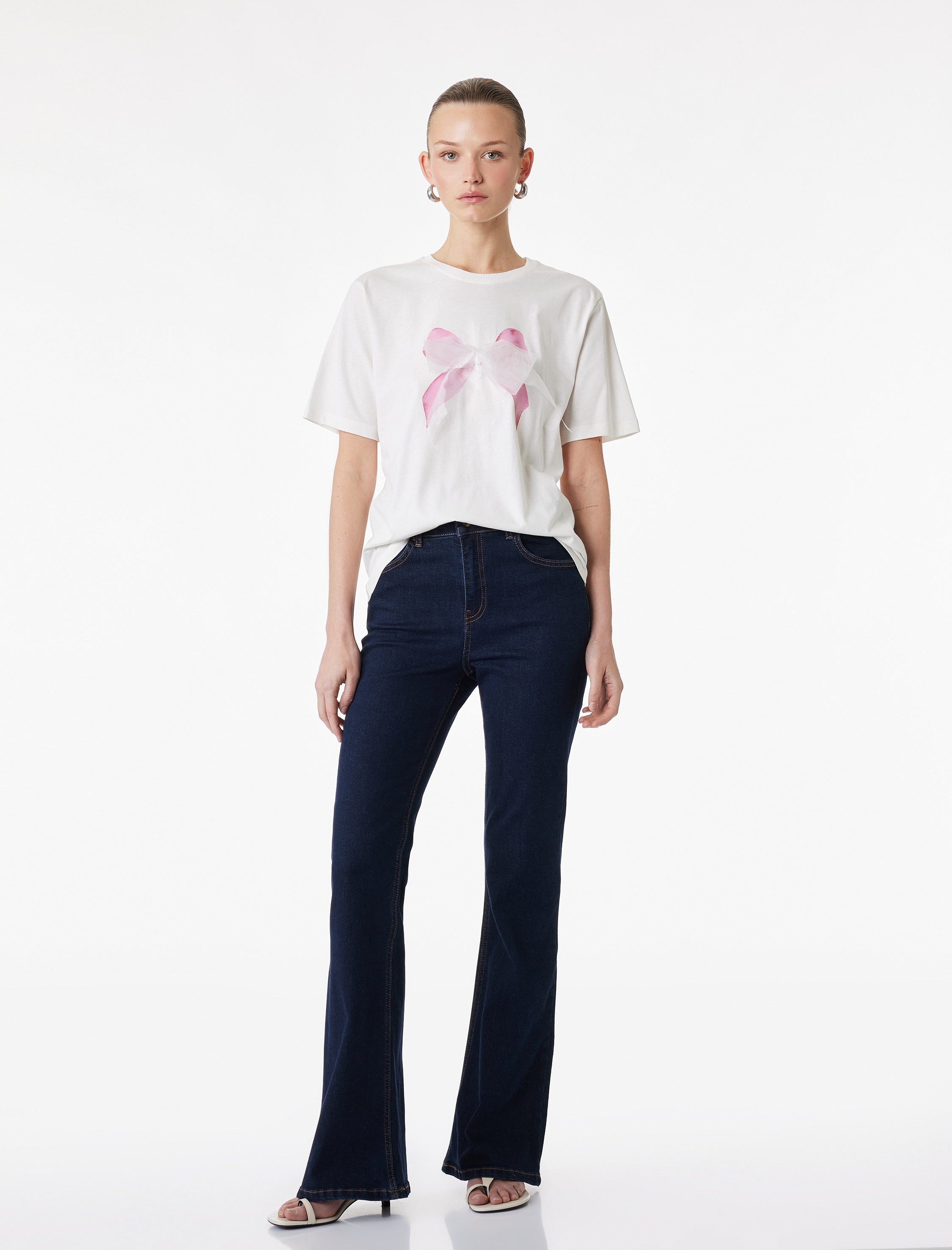   Pamuklu Kısa Kollu Bisiklet Yaka Fiyonk Aplike Detaylı Tişört