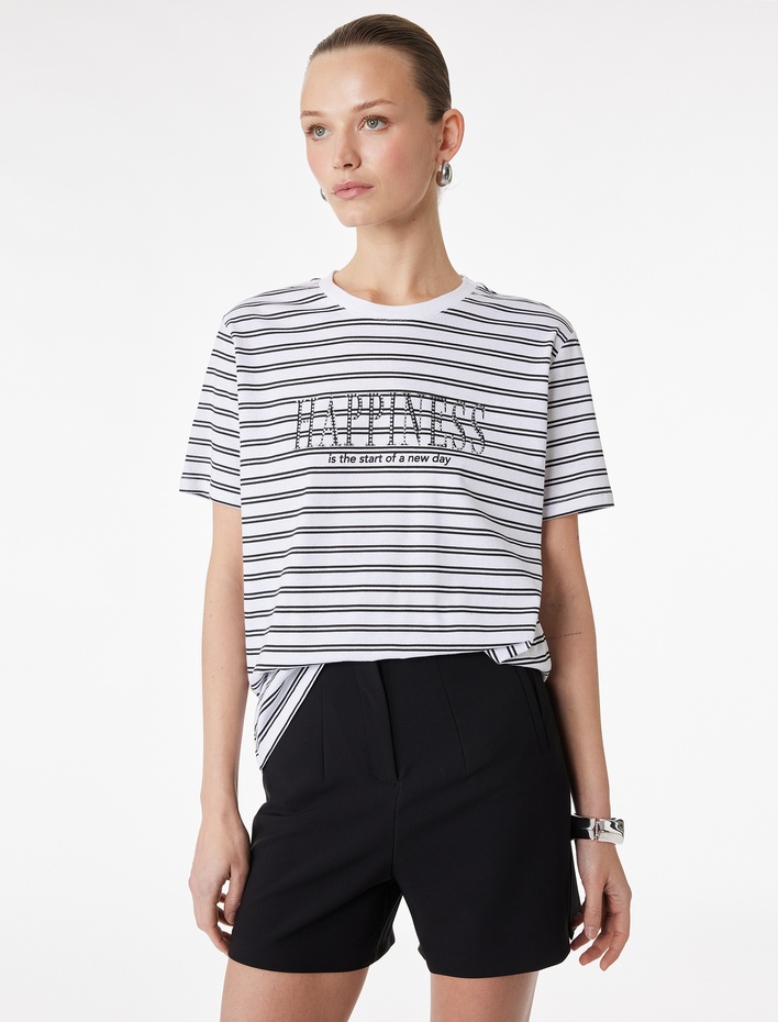  Pamuklu Kısa Kollu Bisiklet Yaka Baskılı Taşlı Çizgili Tişört