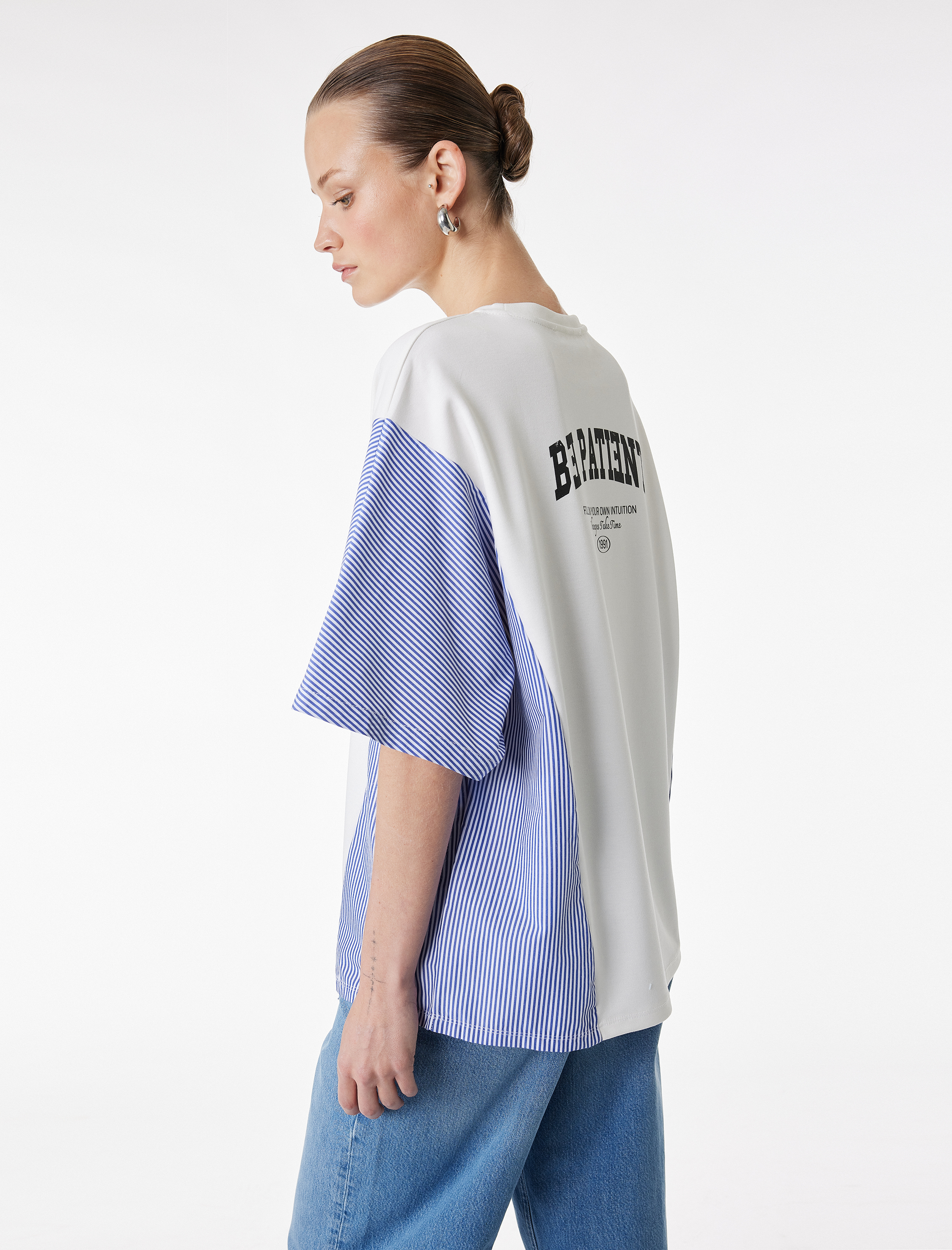   Kısa Kollu Bisiklet Yaka Arkası Baskılı Çizgili Tişört