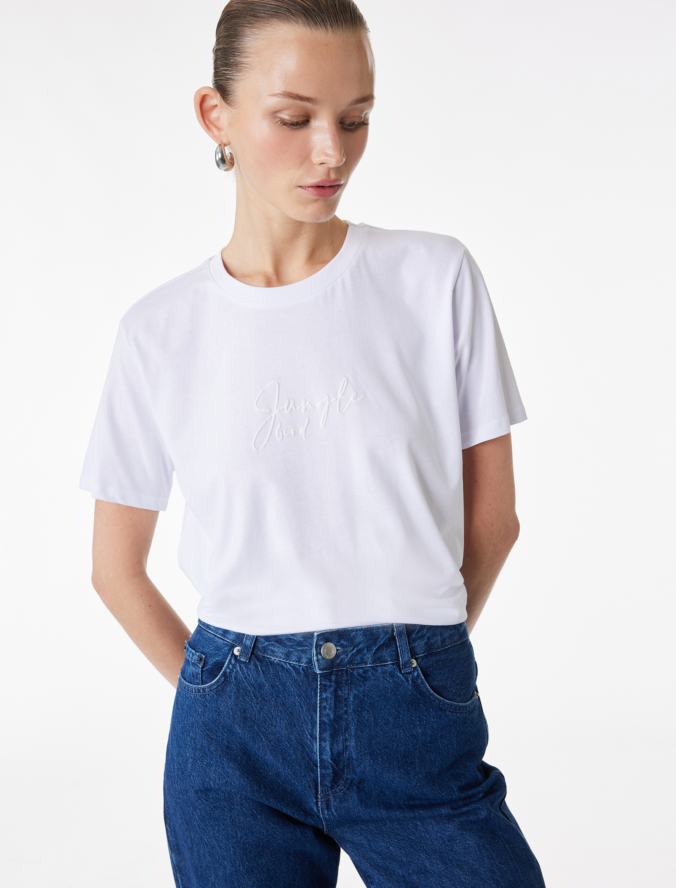   Pamuklu Kısa Kollu Bisiklet Yaka Kabartma Baskı Detaylı Tişört