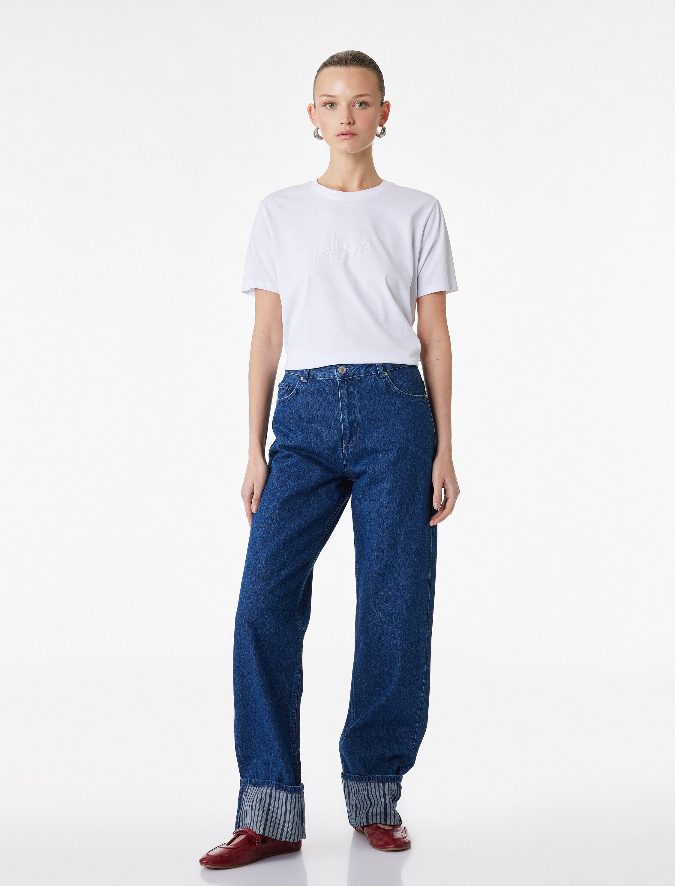   Pamuklu Kısa Kollu Bisiklet Yaka Kabartma Baskı Detaylı Tişört