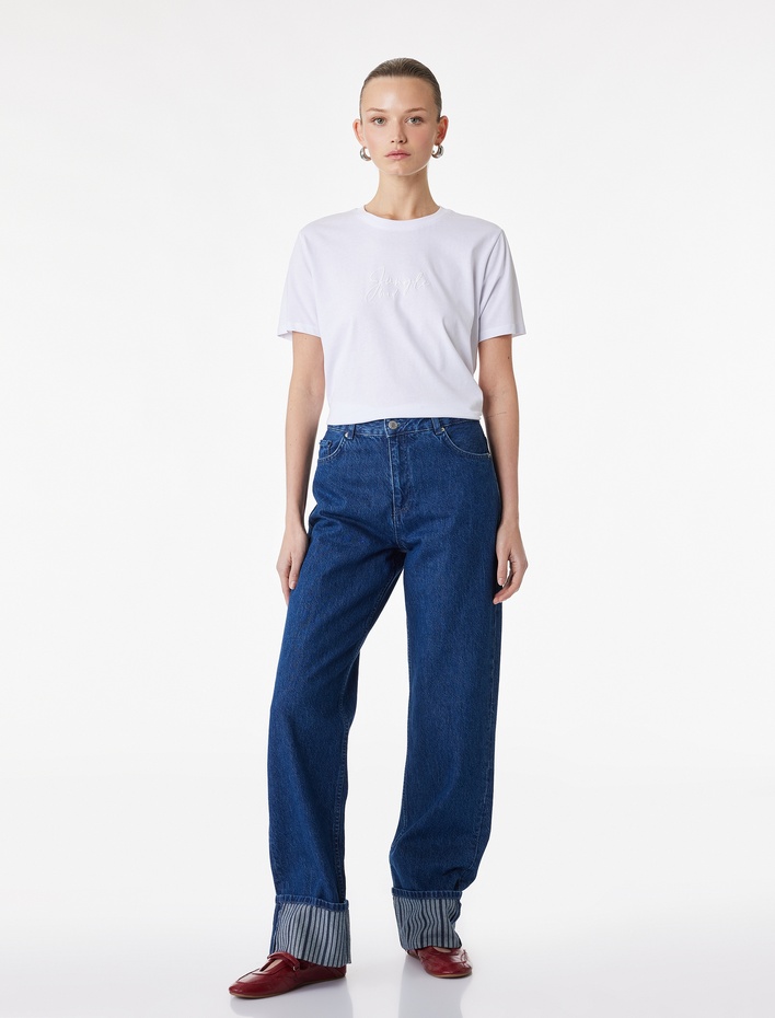  Pamuklu Kısa Kollu Bisiklet Yaka Kabartma Baskı Detaylı Tişört