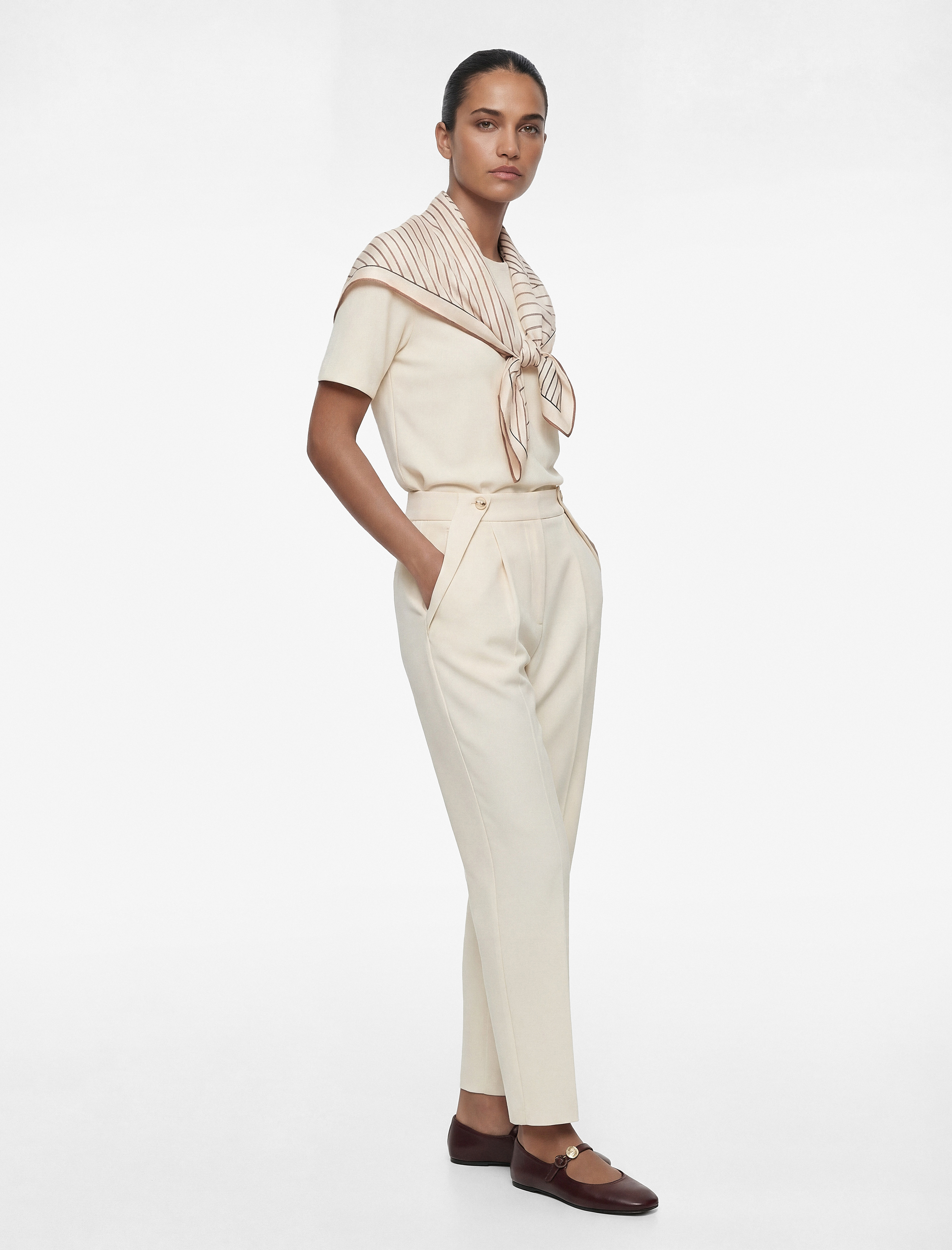   Krep Kumaş Aksesuar Detaylı Cepli Yüksek Bel Havuç Pantolon