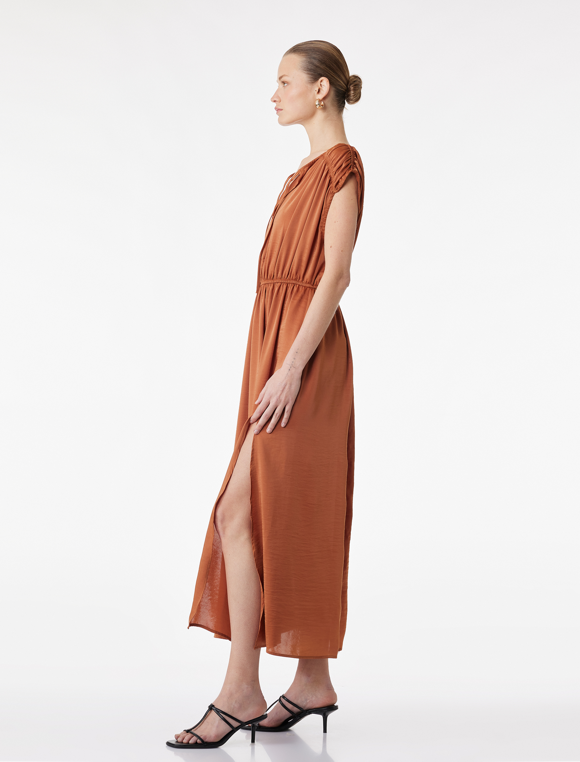   Kolsuz Yuvarlak Bağlamalı Yaka Büzgülü Midi Boy Saten Elbise