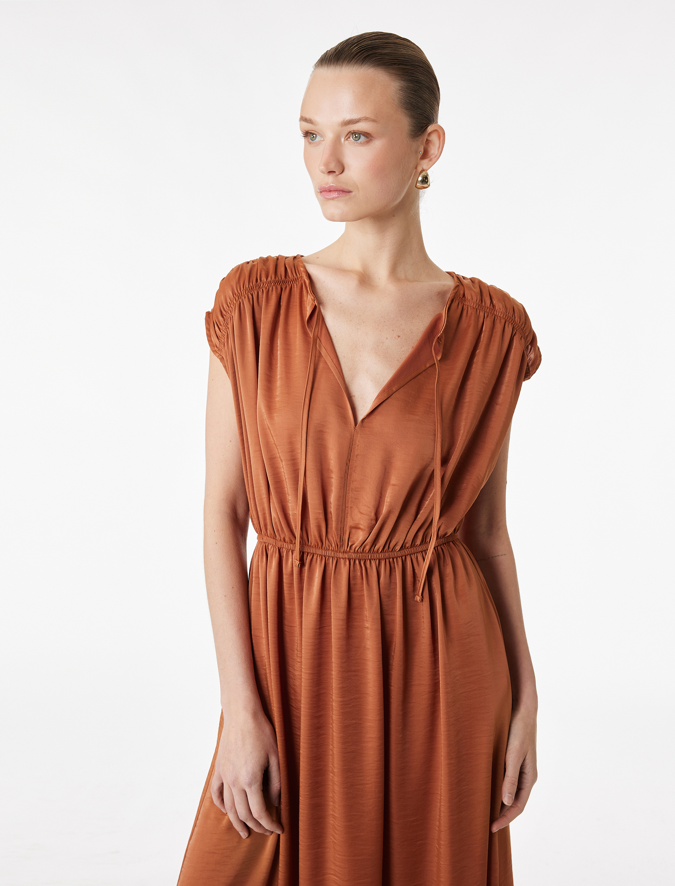   Kolsuz Yuvarlak Bağlamalı Yaka Büzgülü Midi Boy Saten Elbise