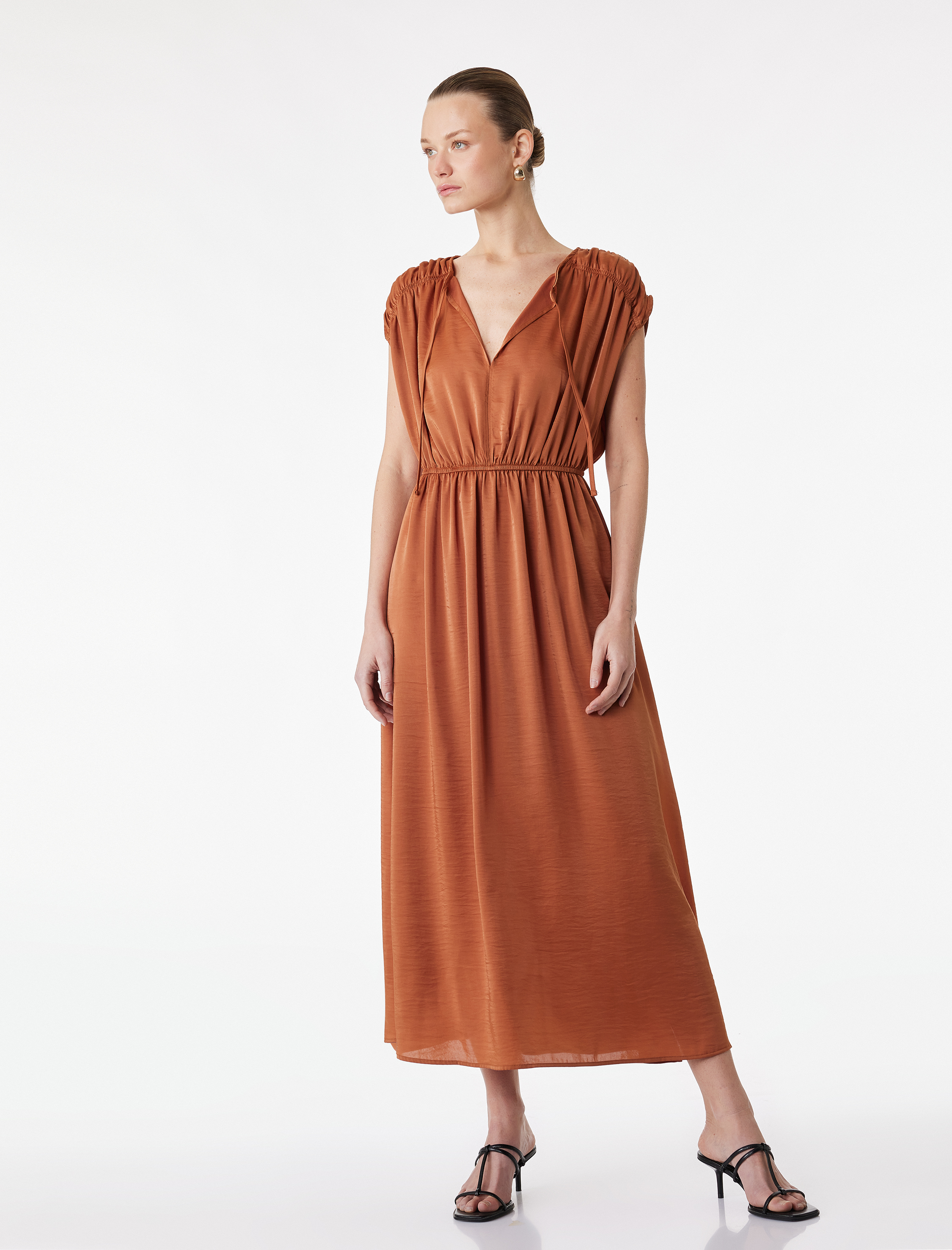   Kolsuz Yuvarlak Bağlamalı Yaka Büzgülü Midi Boy Saten Elbise