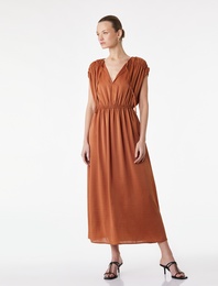 Kolsuz Yuvarlak Bağlamalı Yaka Büzgülü Midi Boy Saten Elbise