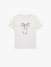 Kısa Kollu Bisiklet Yaka Taşlı Fiyonk Baskılı Tişört