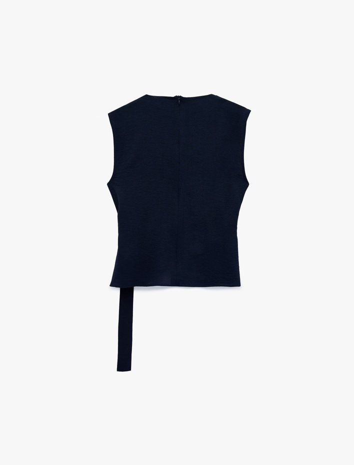  Aerobin Kumaş Hafif Degaje Yaka Kolsuz Kemerli Bluz