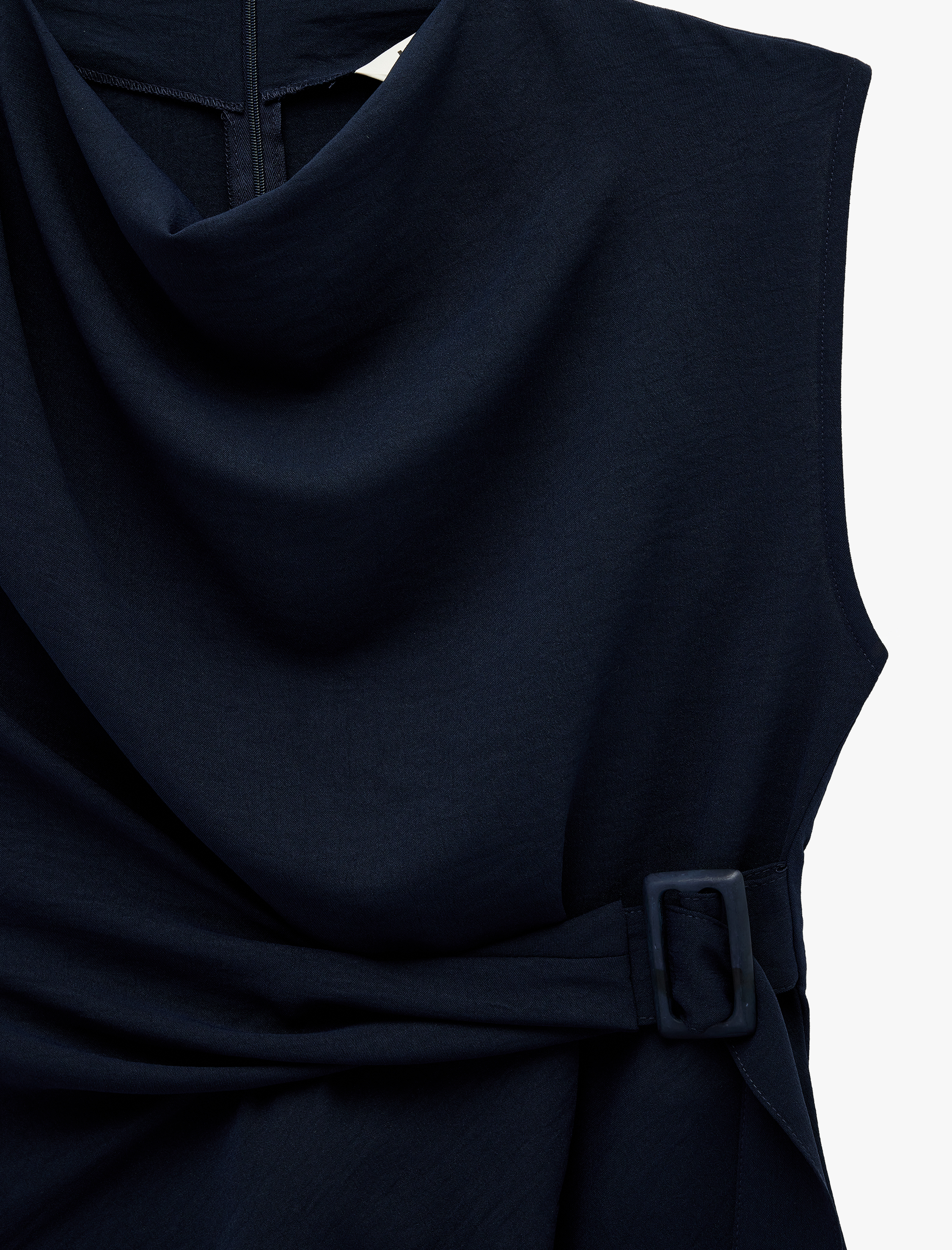   Aerobin Kumaş Hafif Degaje Yaka Kolsuz Kemerli Bluz