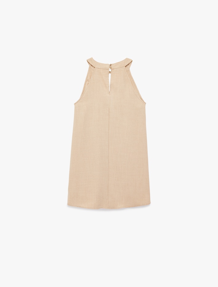  A Kesim Metal Aksesuarlı Kolsuz Halter Yaka Mini Elbise