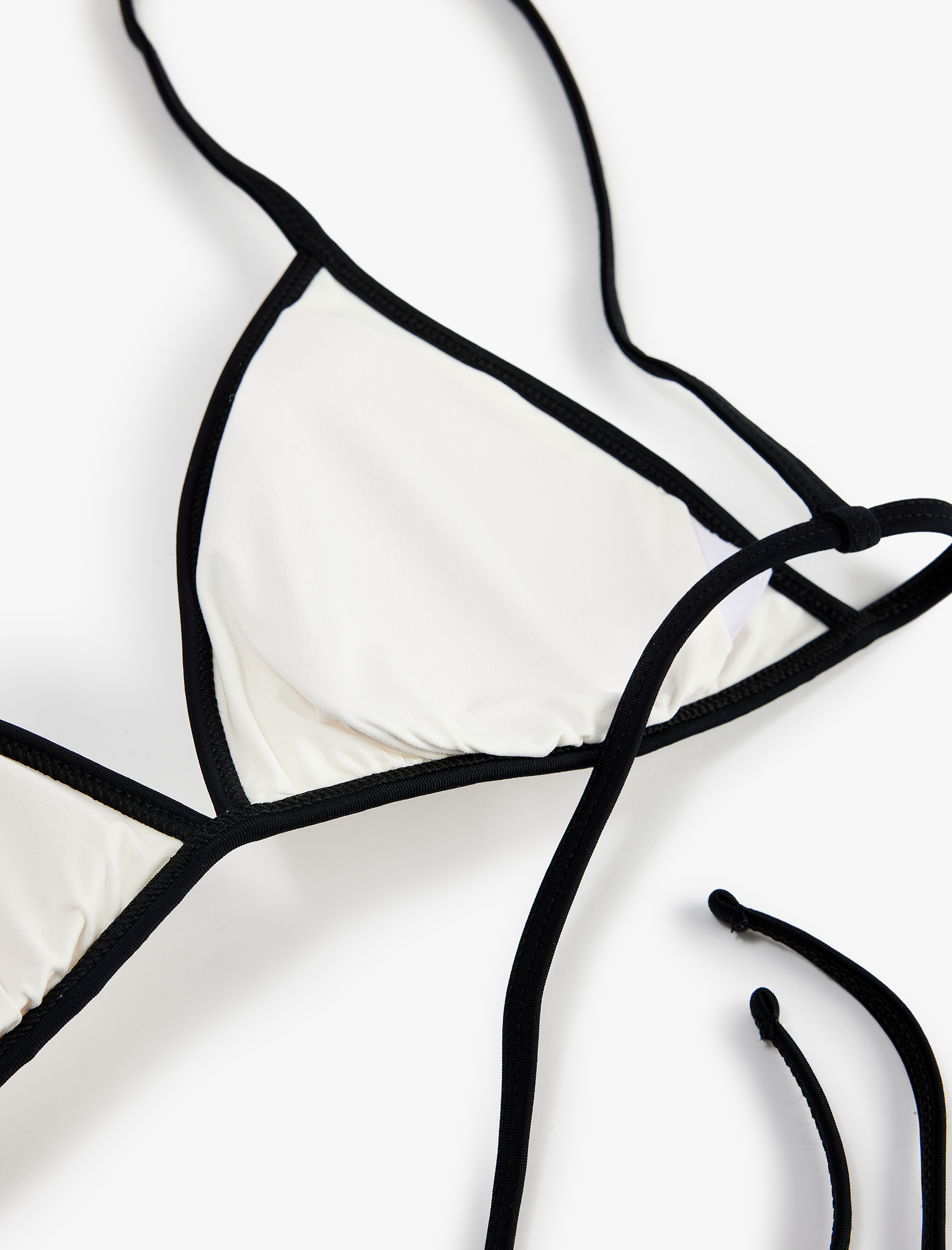   Kontrast Detaylı İpli Üçgen Bikini Üstü