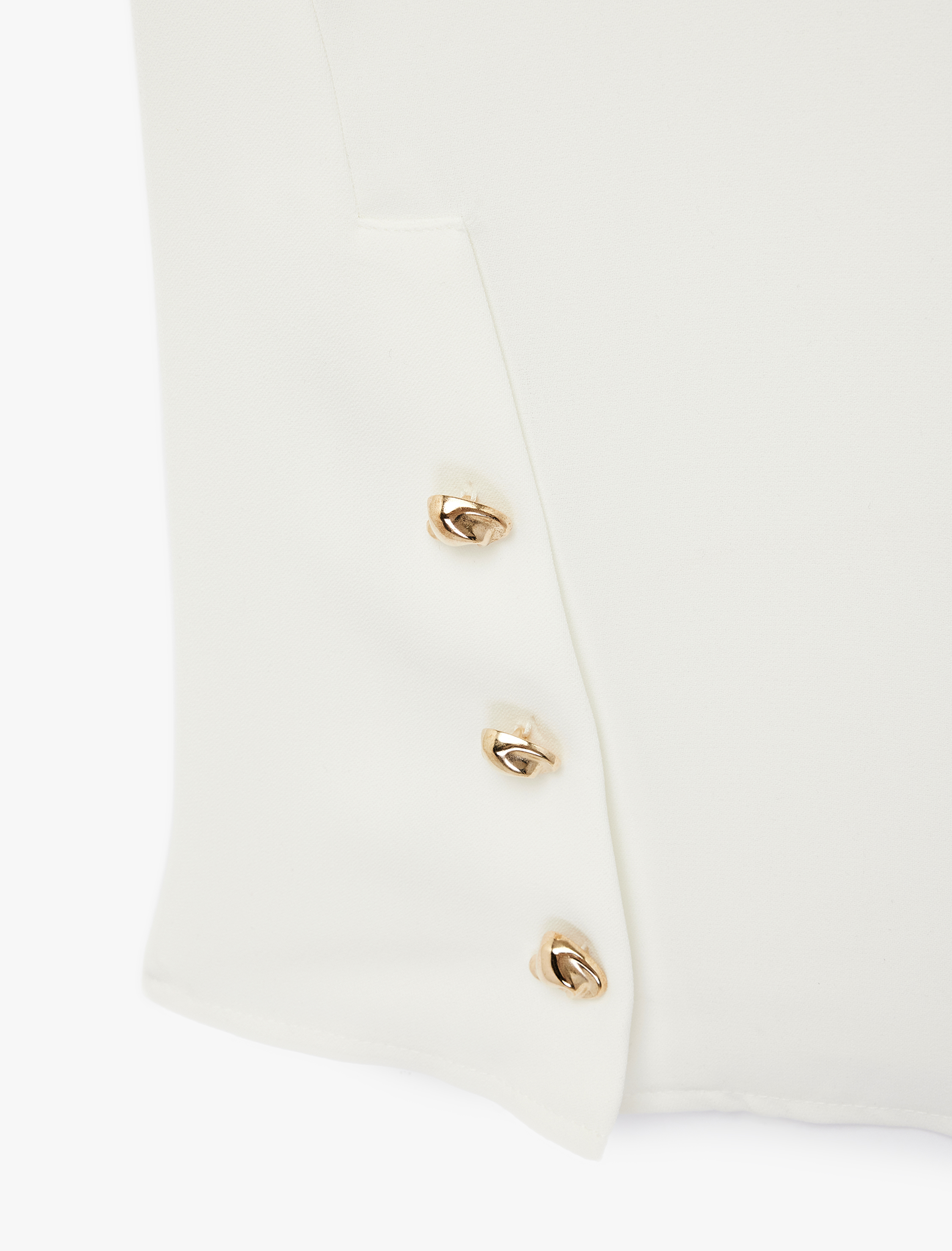   Krep Kumaş Bisiklet Yaka Metal Aksesuarlı Kolsuz Bluz