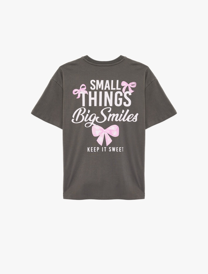  Pamuklu Yıkamalı Kısa Kollu Arkası Fiyonk Baskılı Oversize Tişört