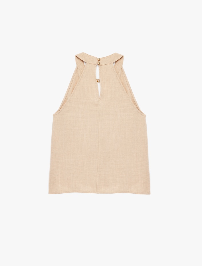  Metal Zincir Aksesuarlı Pencere Detaylı Kolsuz Halter Yaka Bluz