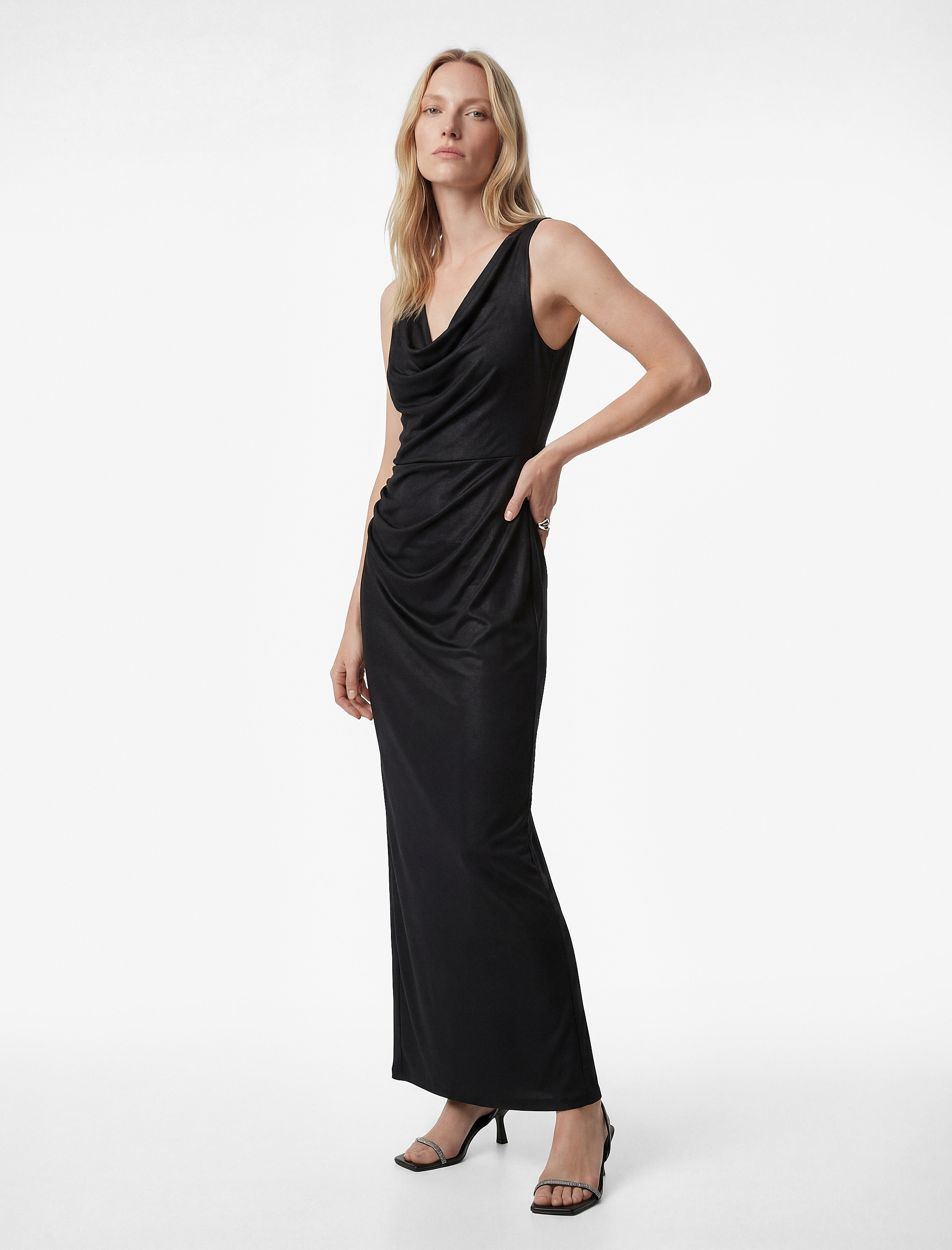   Slim Fit Kayık Degaje Yaka Drapeli Kolsuz Parıltılı Uzun Gece Elbisesi