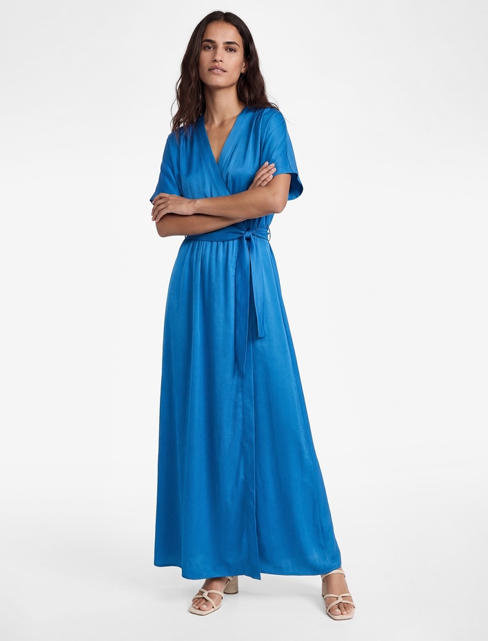  Kısa Kollu Kemer Detaylı Kruvaze Midi Saten Elbise