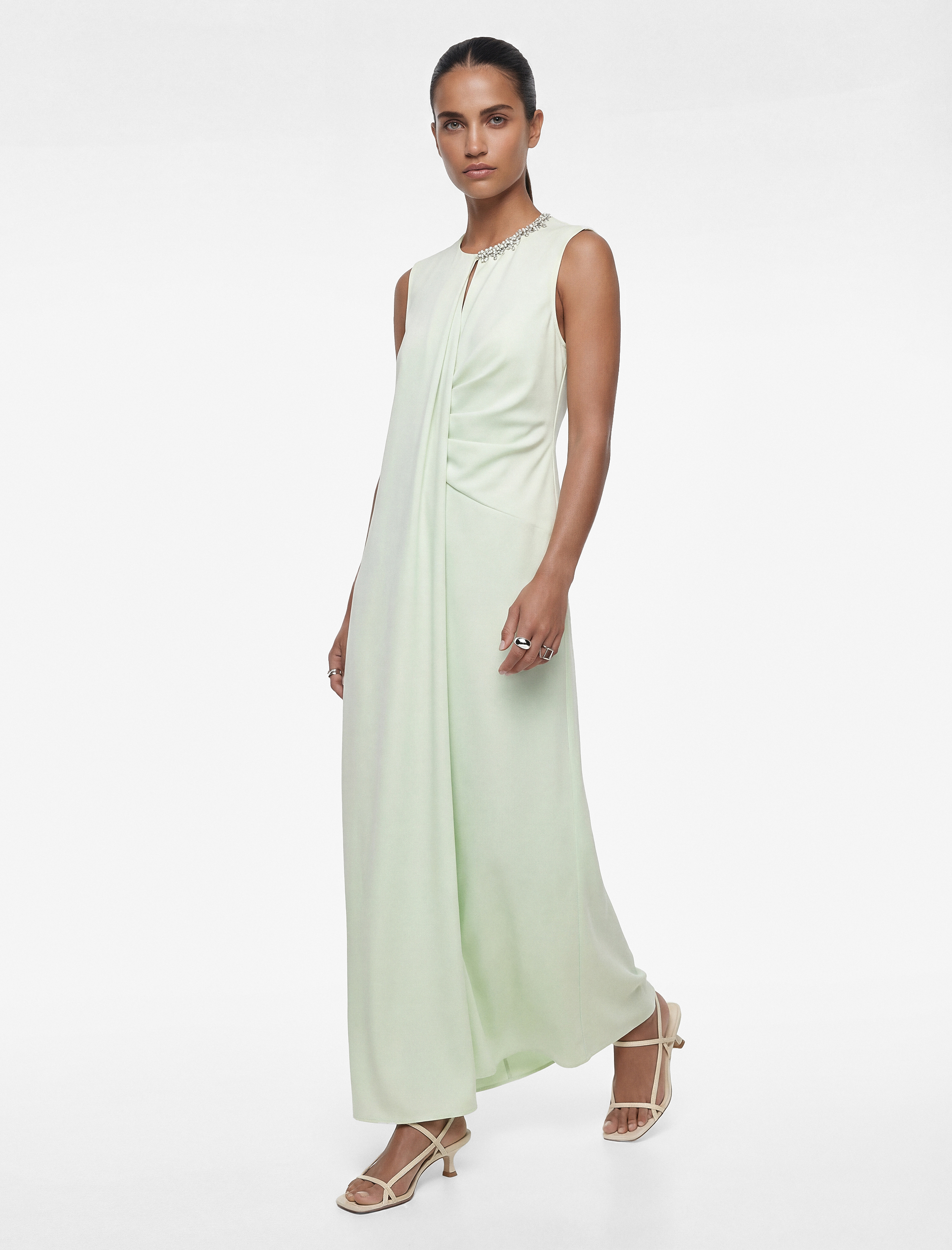   Bisiklet Yaka Kolsuz Drapeli Taş Detaylı Uzun Saten Abiye Elbise