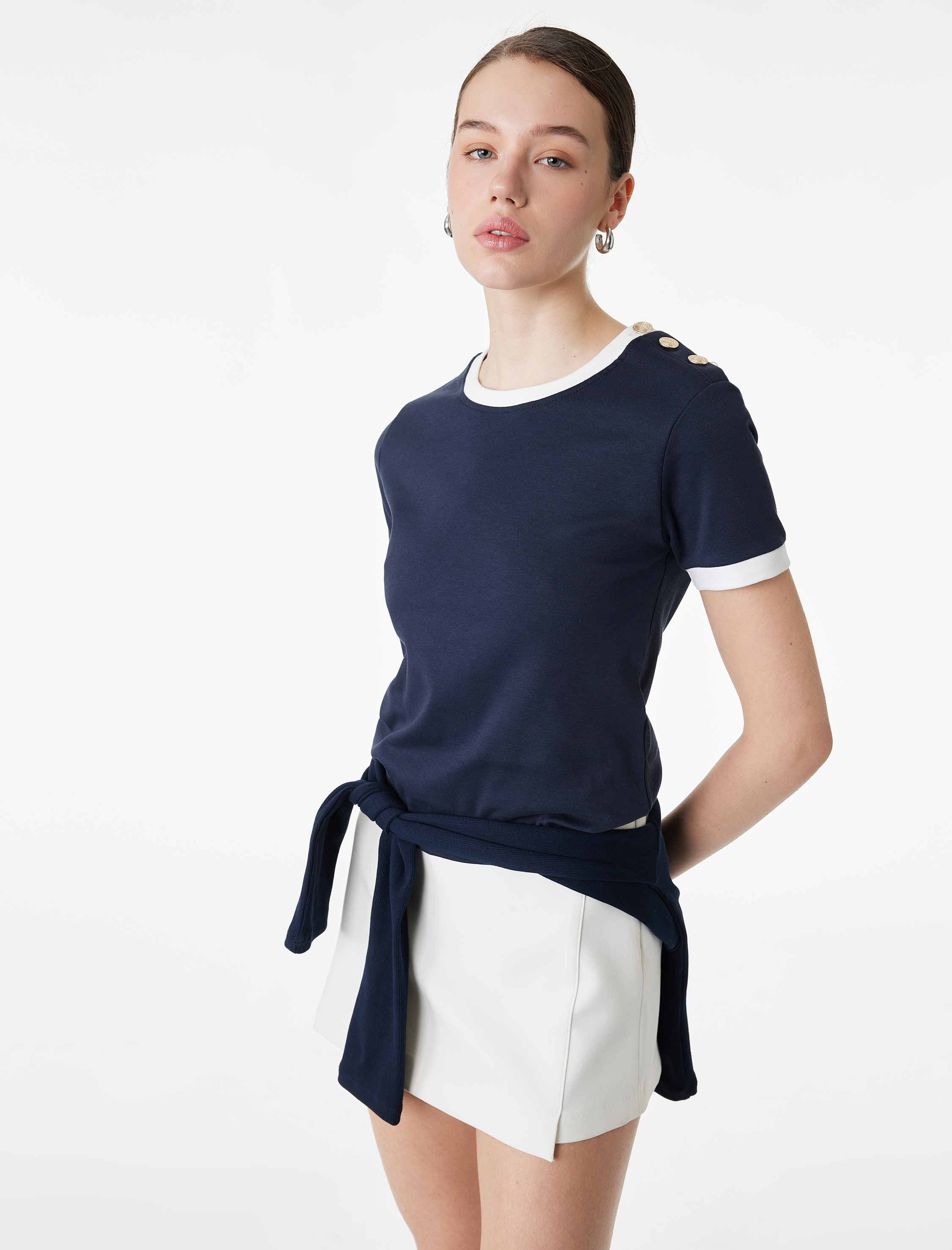   Pamuklu Kısa Kollu Bisiklet Yaka Aksesuar Düğme Detaylı Tişört