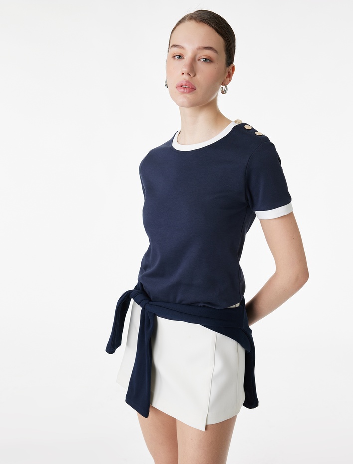  Pamuklu Kısa Kollu Bisiklet Yaka Aksesuar Düğme Detaylı Tişört