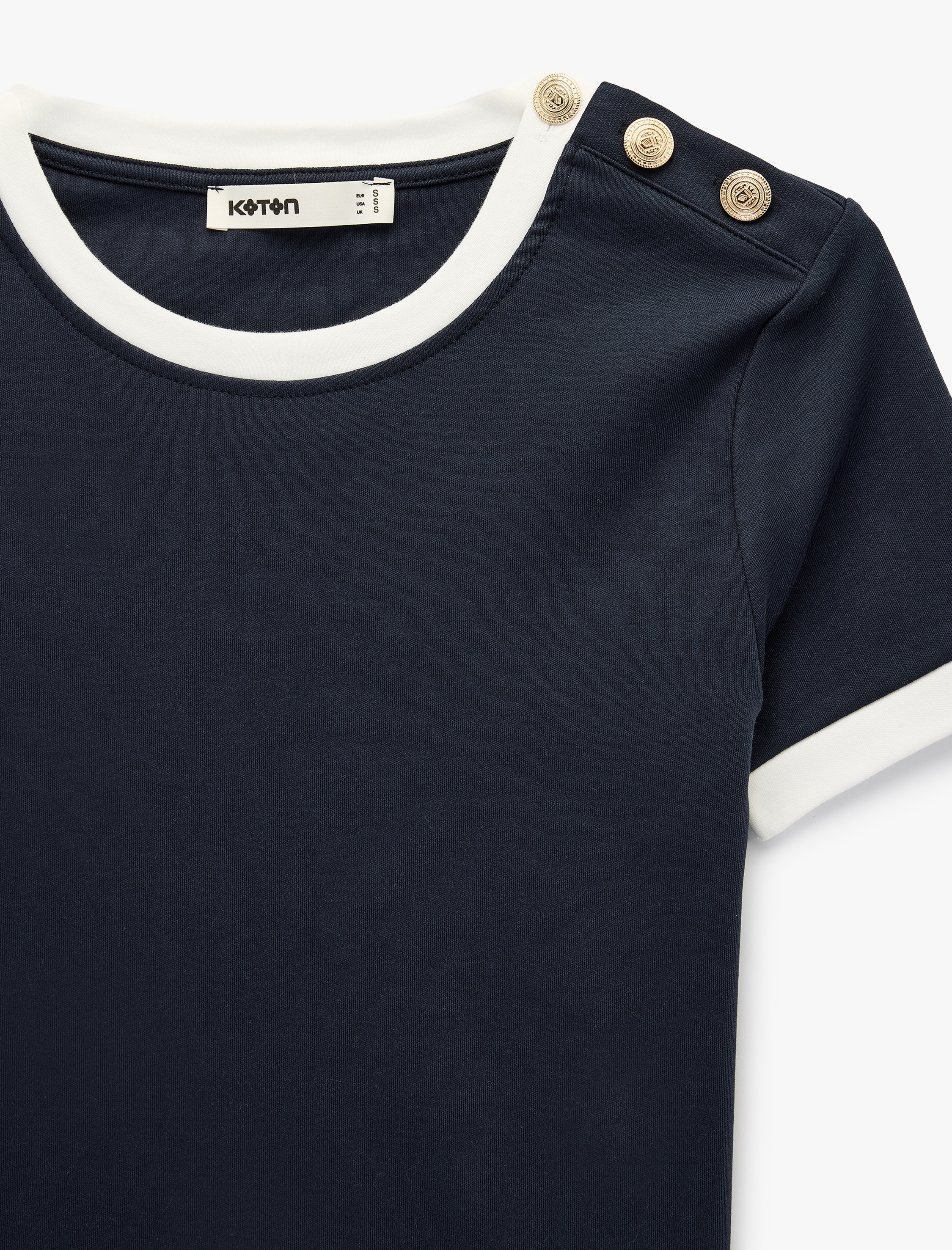   Pamuklu Kısa Kollu Bisiklet Yaka Aksesuar Düğme Detaylı Tişört