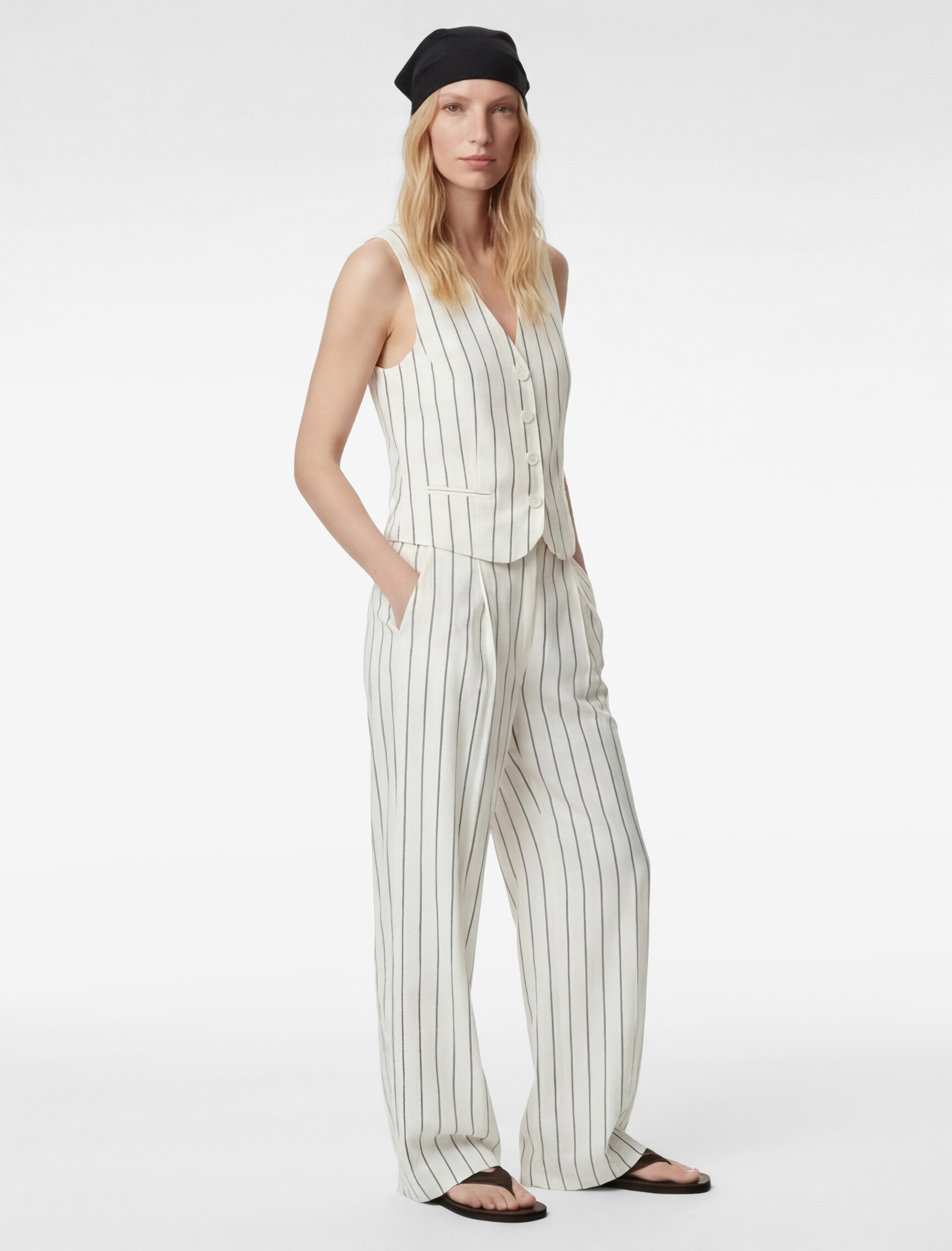   Düğmeli V Yaka Çizgili Yelek