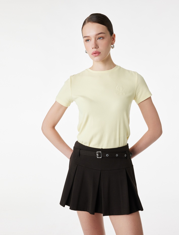  Pamuklu Slim Fit Kısa Kollu Bisiklet Yaka Nakış Detaylı Fitilli Tişört