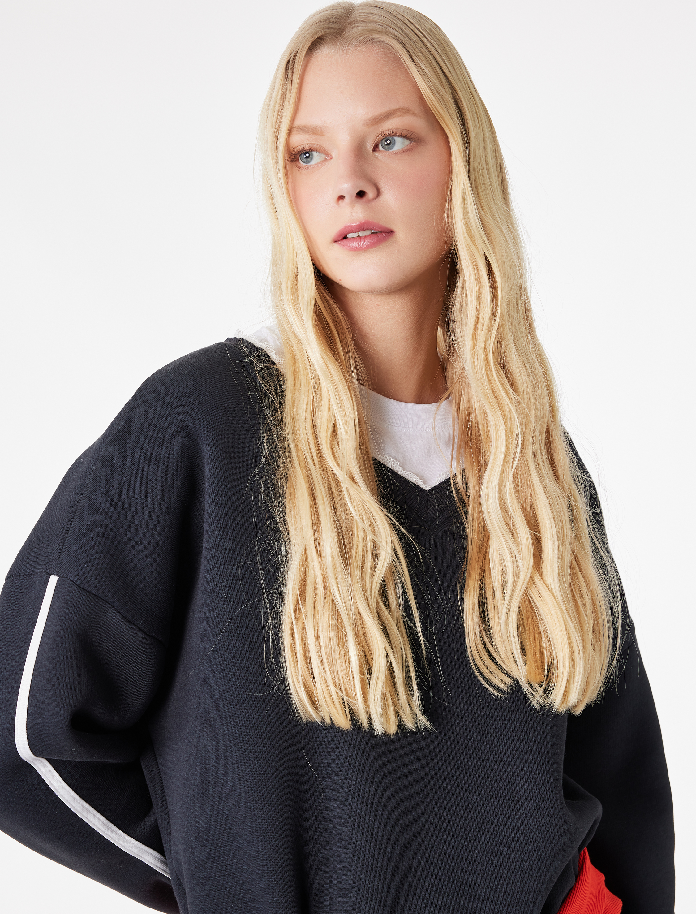   Şardonlu Fiyonklu Dantel Detaylı V Yaka Uzun Kollu Oversize Sweatshirt