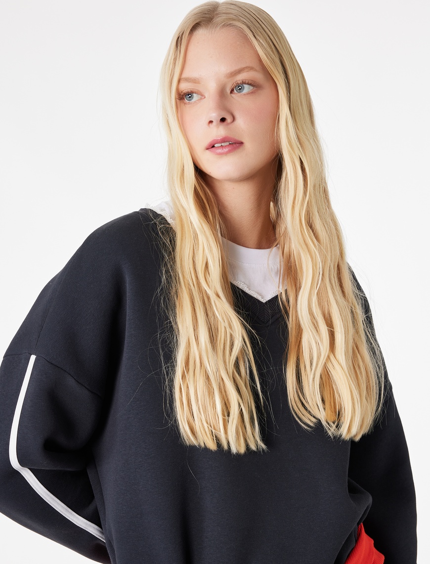 Koton Kadın Şardonlu Fiyonklu Dantel Detaylı V Yaka Uzun Kollu Oversize Sweatshirt