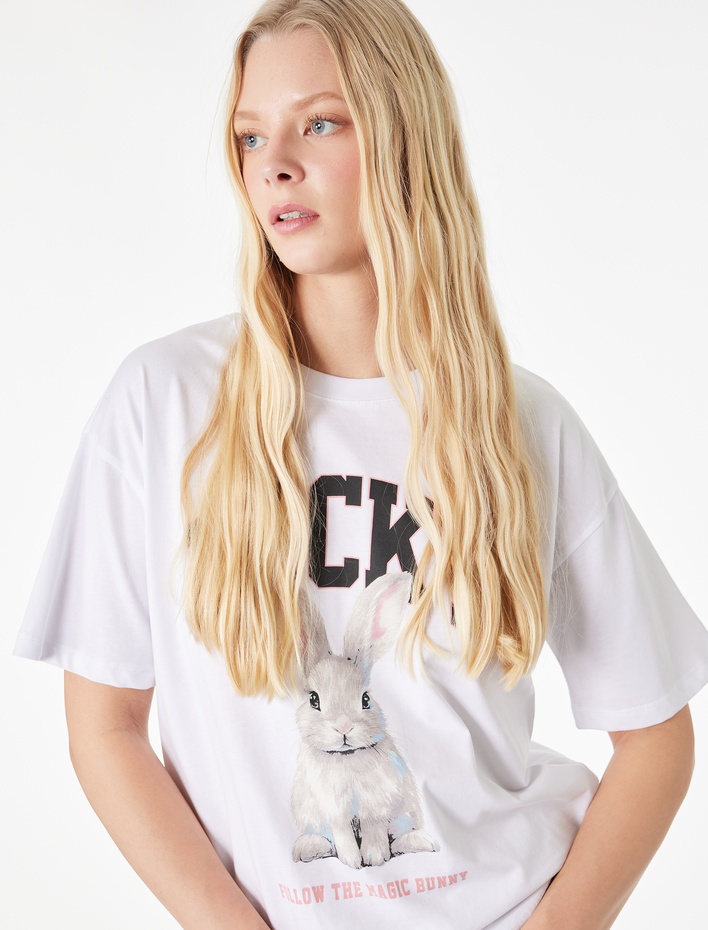  Pamuklu Kısa Kollu Bisiklet Yaka Tavşan Baskılı Oversize Tişört