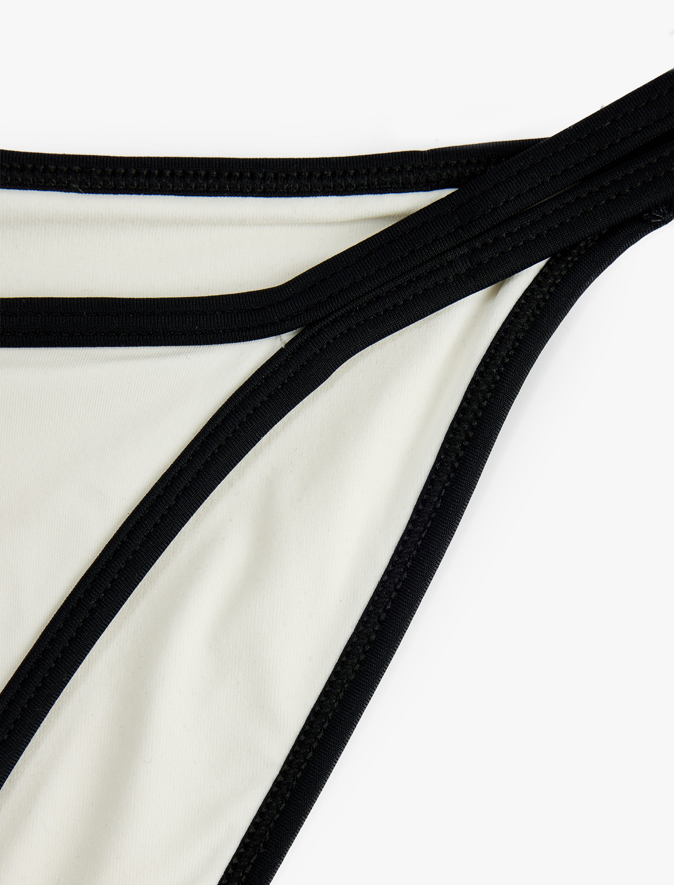   Biyeli Kontrast Detaylı İpli Bikini Altı