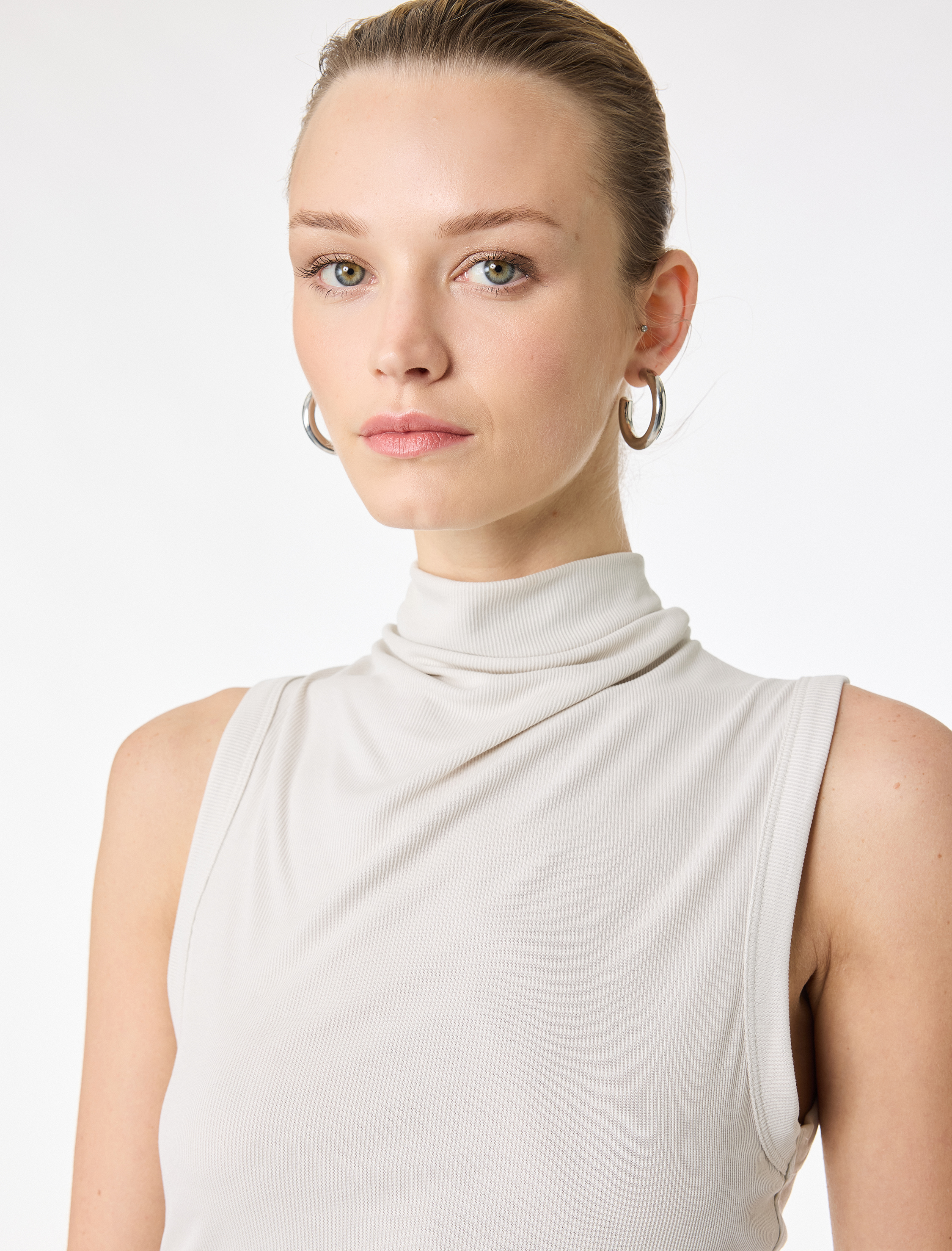   Modal Kumaş  Slim Fit Dik Hafif Degaje Yaka Kolsuz Bluz