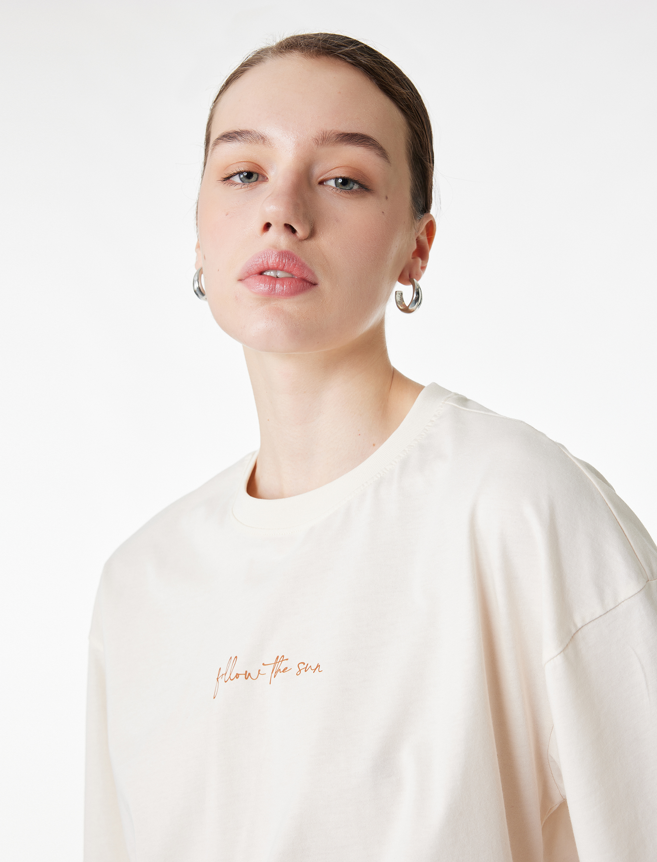   Pamuklu Kısa Kollu Bisiklet Yaka Arkası Ayçiçek Baskılı Oversize Tişört