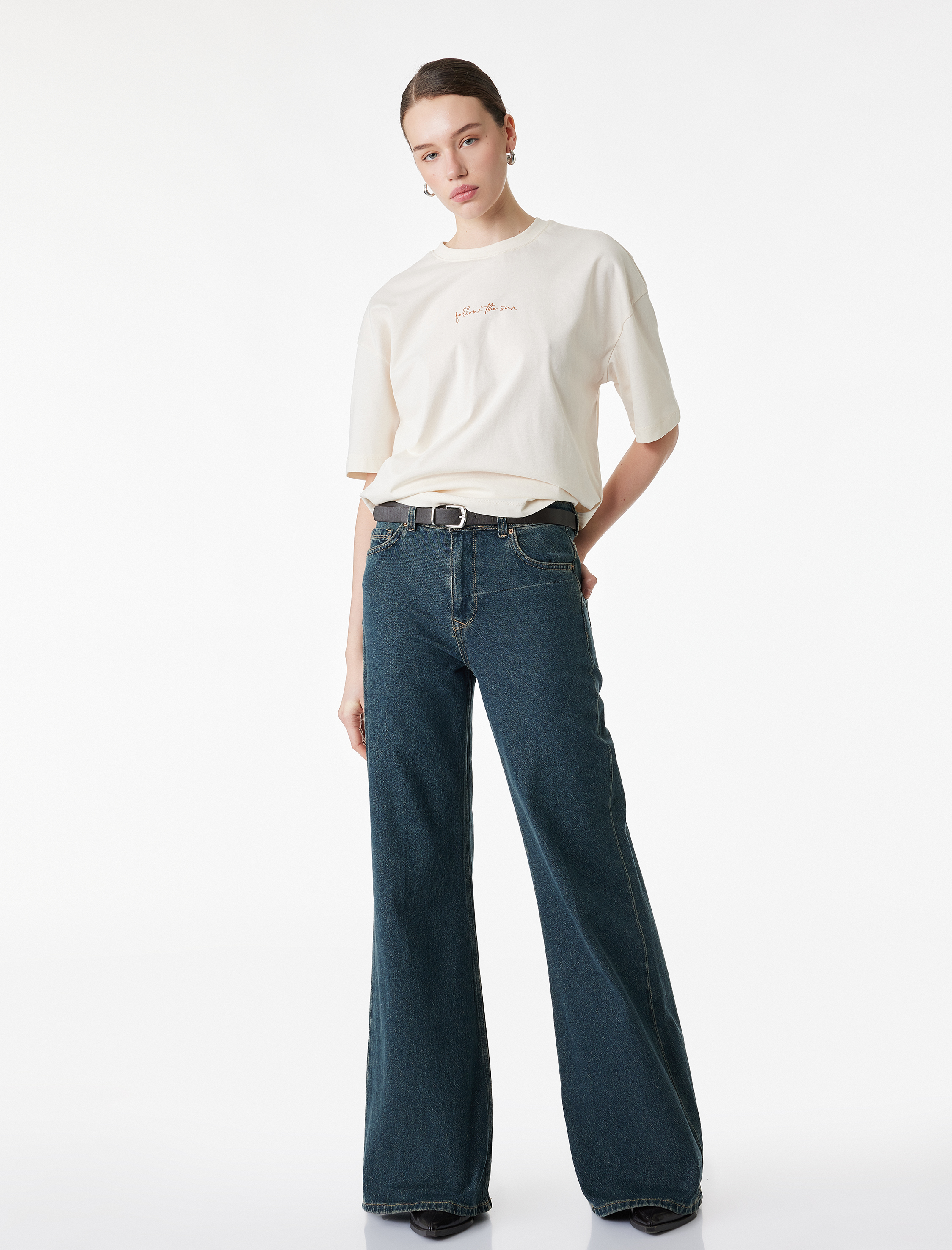   Pamuklu Kısa Kollu Bisiklet Yaka Arkası Ayçiçek Baskılı Oversize Tişört