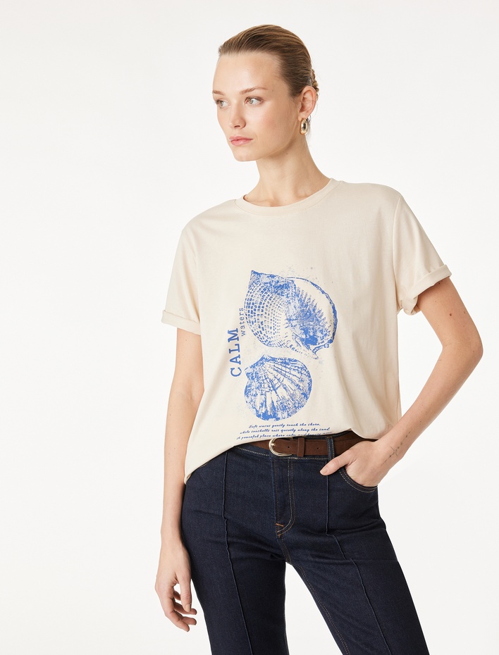  Pamuklu Kısa Kollu Bisiklet Yaka Deniz Kabuğu Baskılı Tişört