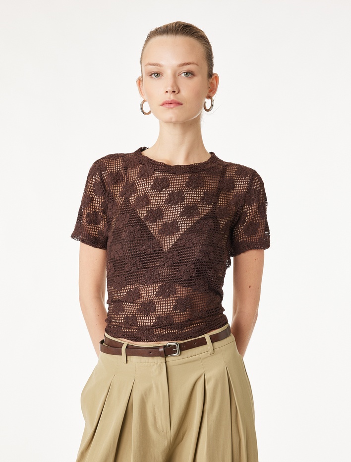  Slim Fit Kısa Kollu Bisiklet Yaka Çiçekli Kroşe Crop Tişört