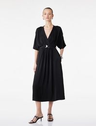 Aerobin Kumaş Kısa Yarasa Kollu Kemerli Kruvaze Midi Saten Elbise