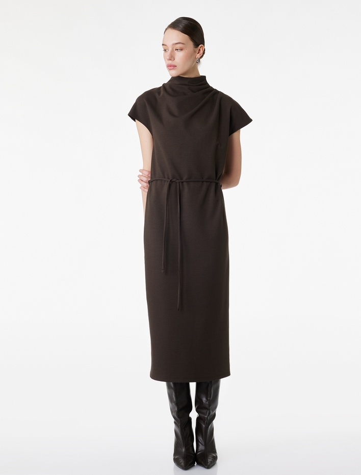  Slim Fit Dik Yaka Bağlama Detaylı Kolsuz Elbise