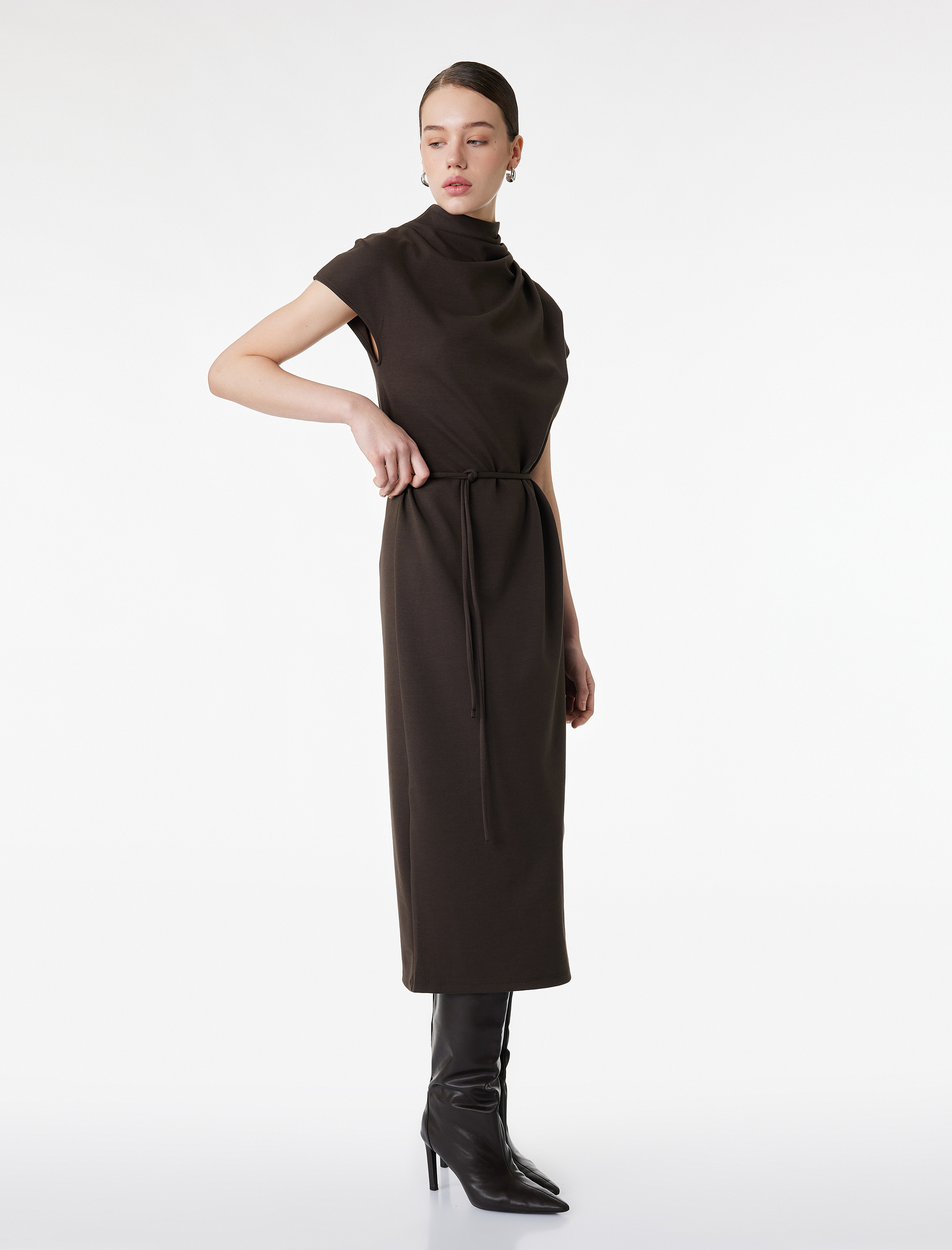   Slim Fit Dik Yaka Bağlama Detaylı Kolsuz Elbise