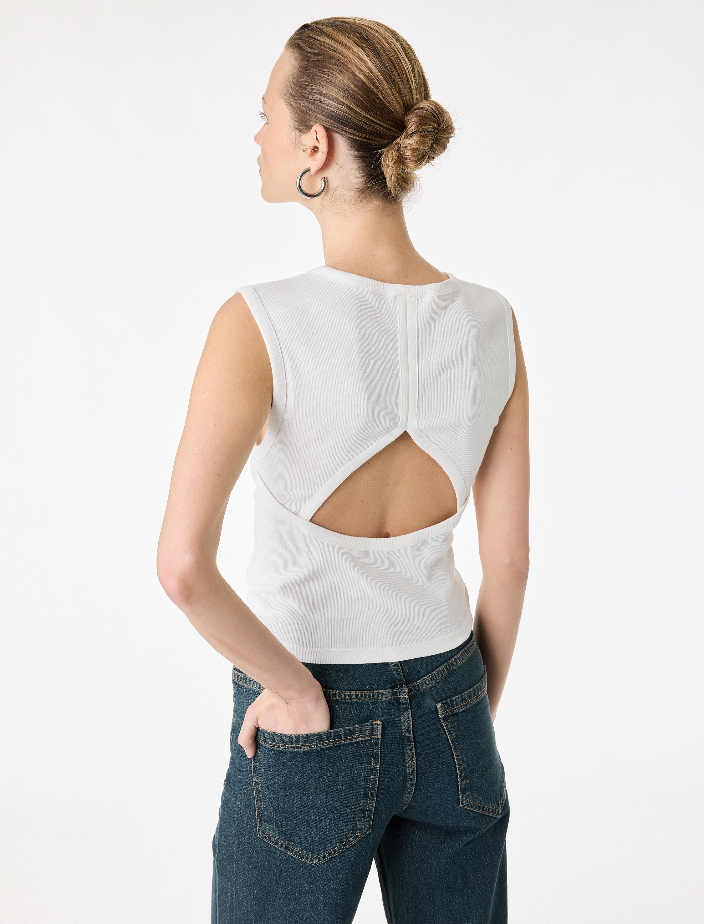   Pamuklu Slim Fit Bisiklet Yaka Kolsuz Arkası Dekolte Detaylı Bluz