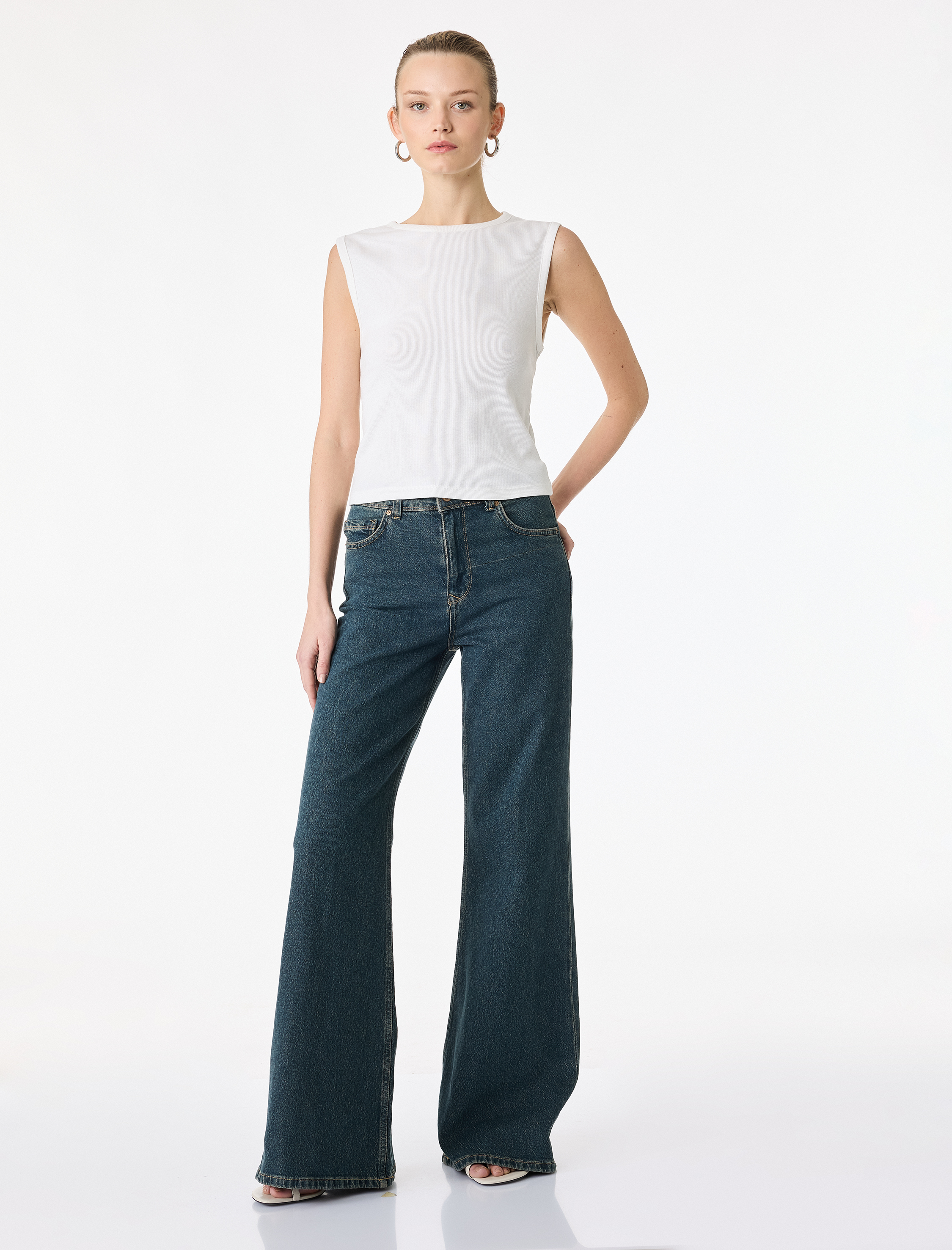   Pamuklu Slim Fit Bisiklet Yaka Kolsuz Arkası Dekolte Detaylı Bluz